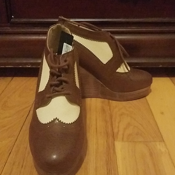 Tan Oatmeal Wedges - Picture 2 of 2